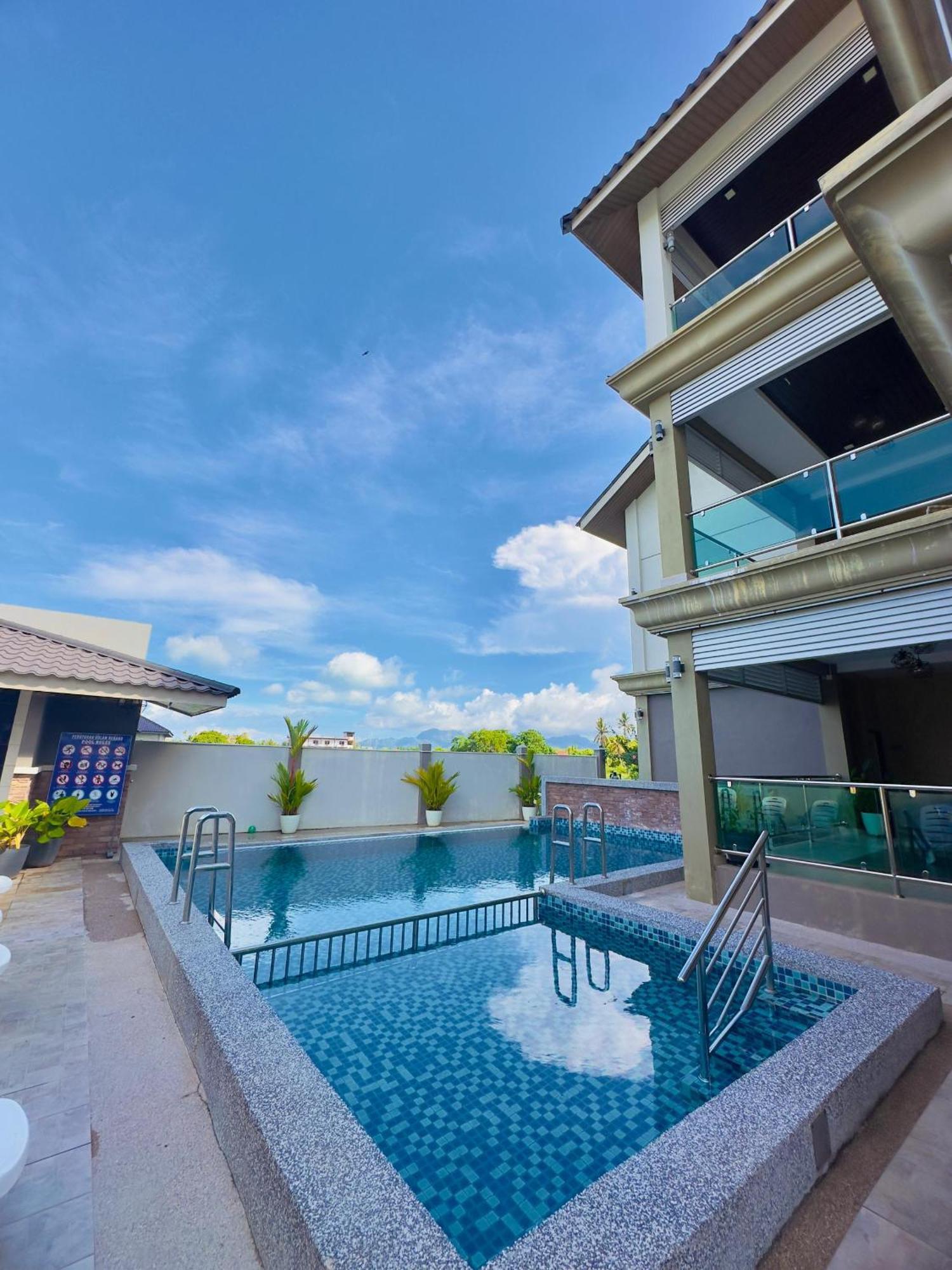 Grand Village Inn Пантай-Сенанг Экстерьер фото